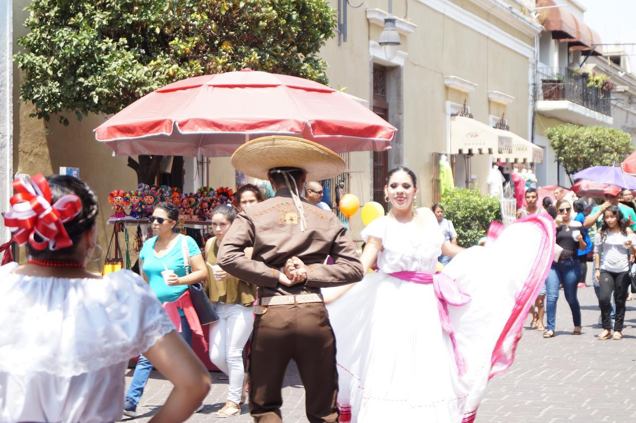 Casa De Los Soles B&B Hostal Tlaquepaque Екстер'єр фото